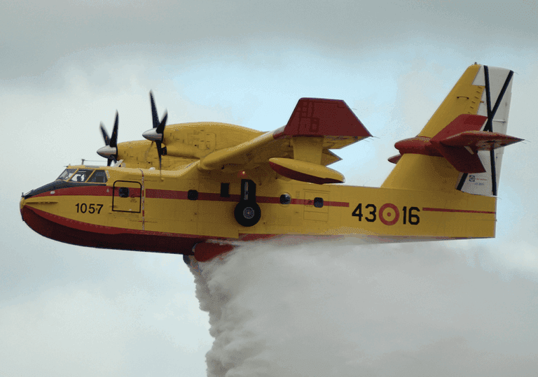 Help in distress: Croatian pilots with Canadair extinguish fire near Jerusalem Help in distress: Croatian pilots with Canadair extinguish fire near Jerusalem
